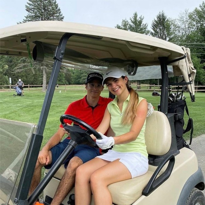 Amélie Champagne dans une voiturette de golf